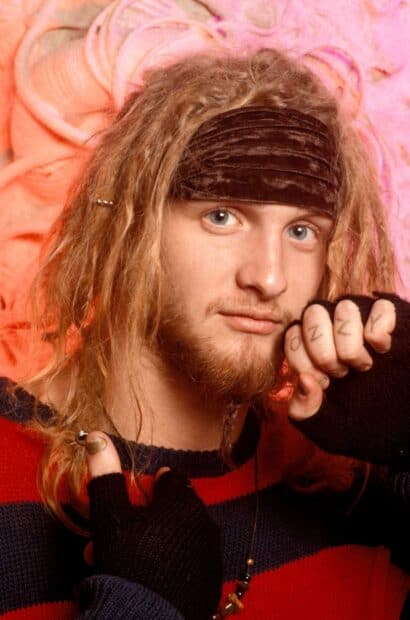 A close up of Layne Staley wearing a headband and gloves with detailed dreadlocks, HD Mobile Wallpaper