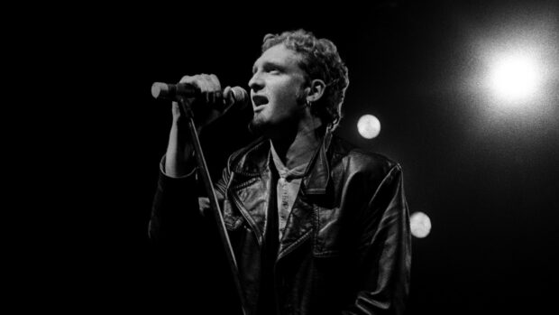 Layne Staley sings passionately into a microphone during a live performance, HD Desktop Wallpaper