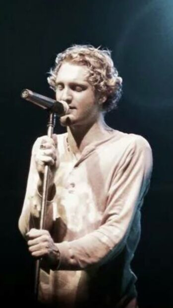 Layne Staley is performing passionately with a microphone in hand, HD Phone Wallpaper