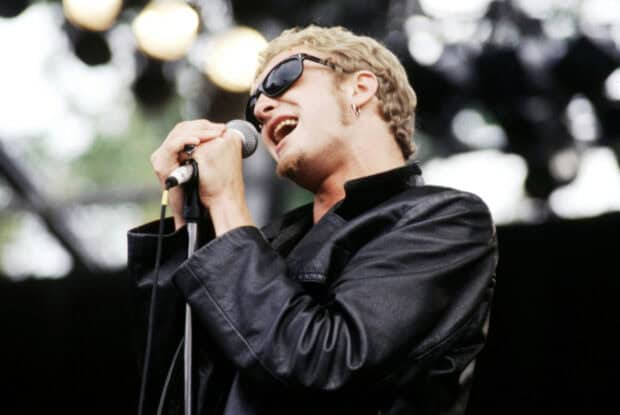 Layne Staley passionately singing into a microphone wearing sunglasses and a leather jacket, HD Desktop Wallpaper