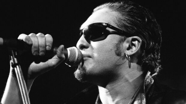 Layne Staley sings into a microphone wearing sunglasses and an earring, 2K Desktop Wallpaper