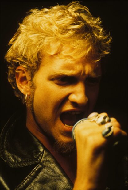 Layne Staley singing into a microphone wearing rings and a leather jacket, 2K Mobile Wallpaper