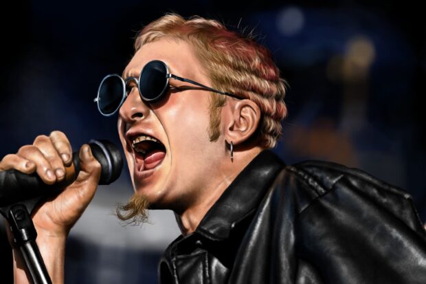 Layne Staley is singing into a microphone wearing round glasses and a leather jacket, HD Desktop Wallpaper