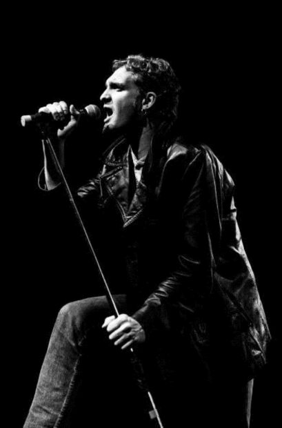 Layne Staley wallpapers show the singer performing with emotion and intensity, HD Mobile Wallpaper