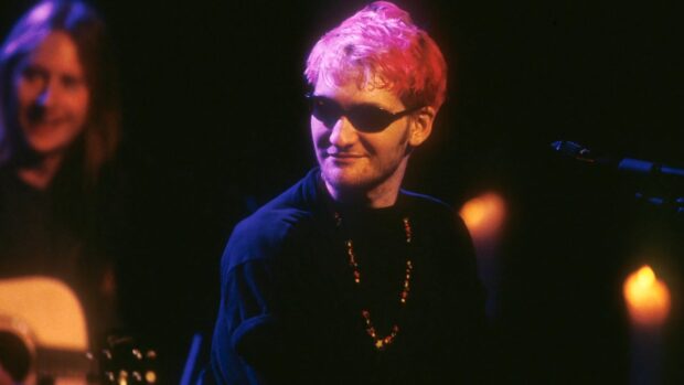 Layne Staley with pink hair and sunglasses performs on stage during a live concert, HD Desktop Wallpaper