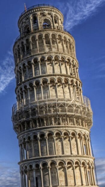 The Leaning Tower of Pisa stands tall with detailed arches and pillars under a clear blue sky, HD Phone Wallpaper