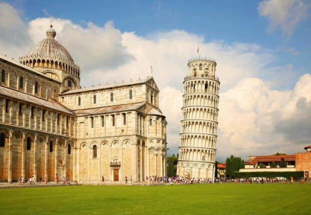 The Tower of Pisa stands beside the historic cathedral under a cloudy sky, HD Desktop Wallpaper