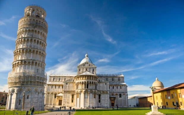 The Tower of Pisa stands next to the historic cathedral under a clear blue sky, HD Desktop Wallpaper