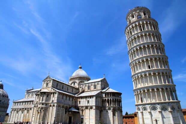 The Tower Of Pisa Wallpapers stands next to the historic cathedral under a clear blue sky, 2K Desktop Wallpaper