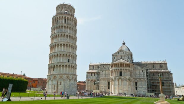 The Tower of Pisa stands tilted beside a historic cathedral with tourists around, HD Desktop Wallpaper