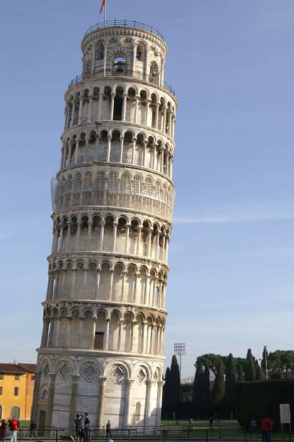The leaning Tower of Pisa is a famous historic landmark in Italy with detailed architecture, 2K Mobile Wallpaper