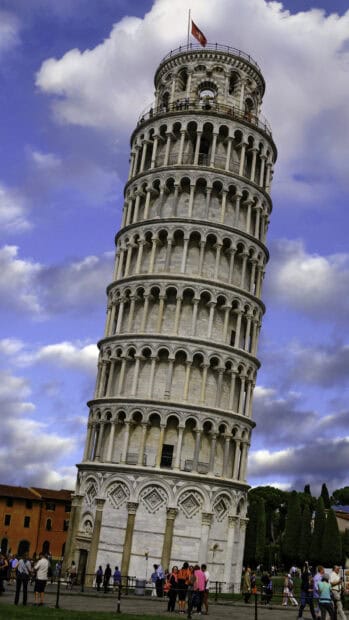 The Leaning Tower of Pisa stands tall with visitors around on a cloudy day, HD Mobile Wallpaper