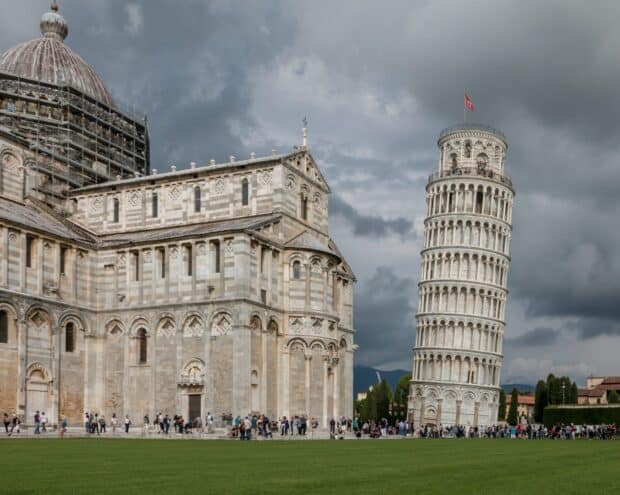 The Tower of Pisa stands beside the cathedral with crowds gathered around on a cloudy day, HD Desktop Wallpaper