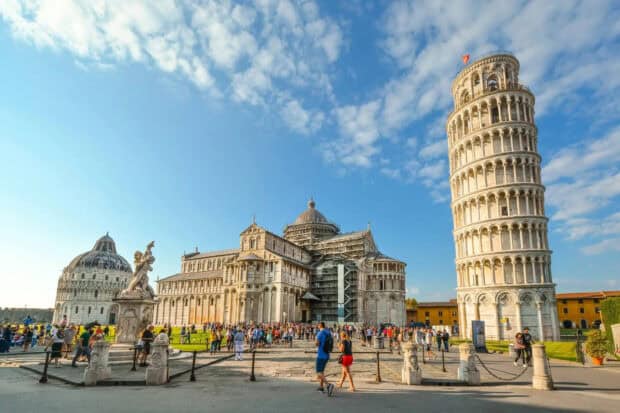 The Tower of Pisa stands next to the historic cathedral under a blue sky filled with clouds, HD Desktop Wallpaper