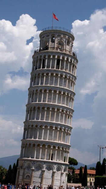 The Tower of Pisa stands with its iconic lean under a cloudy sky, HD Phone Wallpaper