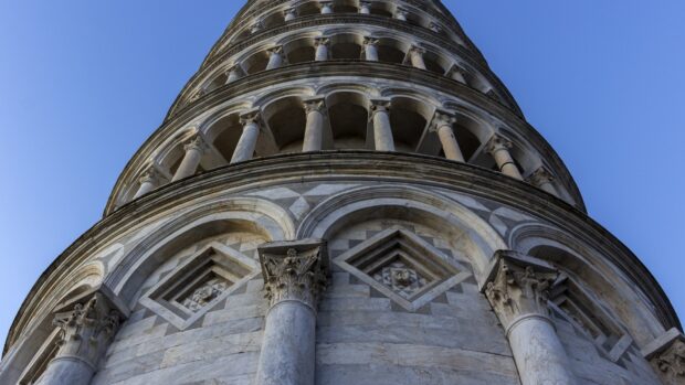 The Tower of Pisa shows intricate columns and arches under a clear blue sky, HD Desktop Wallpaper