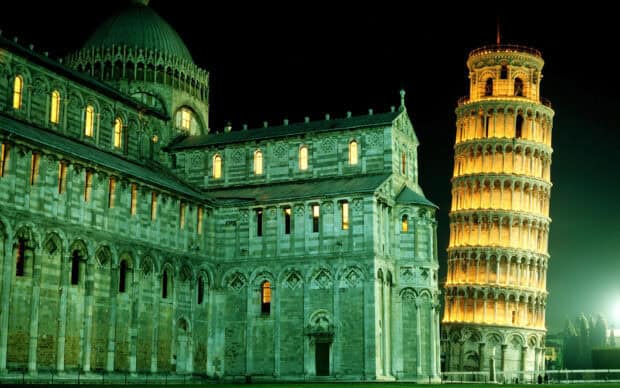 The Tower of Pisa stands brightly against the dark sky, HD Desktop Wallpaper