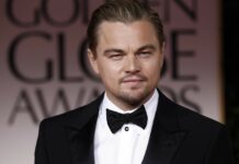 Leonardo Dicaprio wears a black tuxedo and bow tie at an award event, 2K Desktop Wallpaper