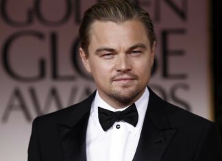 Leonardo Dicaprio wears a black tuxedo and bow tie at an award event, 2K Desktop Wallpaper
