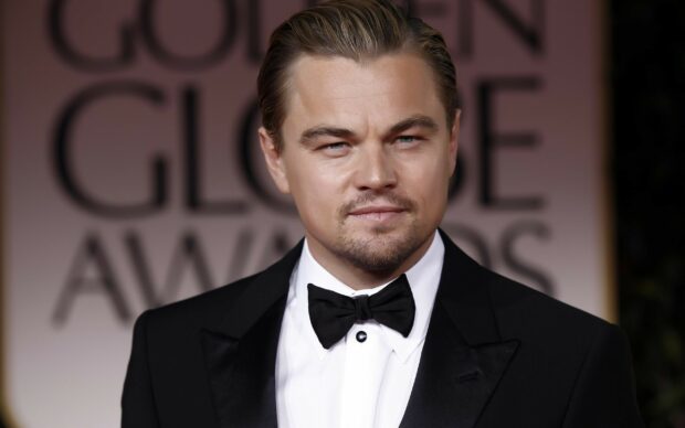 Leonardo Dicaprio wears a black tuxedo and bow tie at an award event, 2K Desktop Wallpaper
