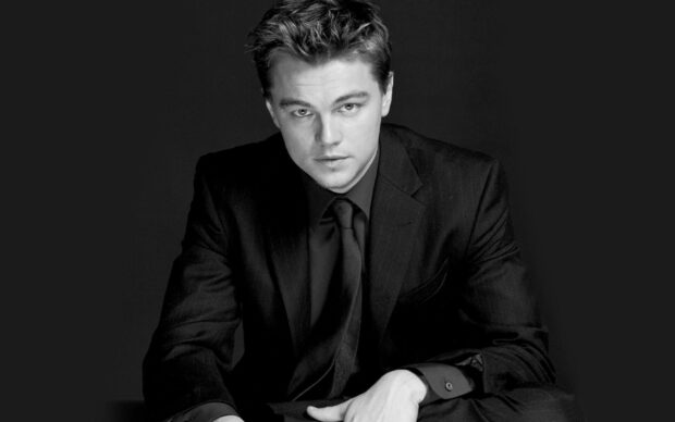 A black and white portrait of Leonardo Dicaprio wearing a suit and tie, 2K Desktop Wallpaper