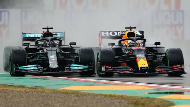 Lewis Hamilton wallpapers shows Mercedes Formula 1 car competing in a race on wet track, HD Desktop Wallpaper