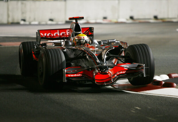 Lewis Hamilton drives a Formula 1 car in a competitive race, 2K Desktop Wallpaper