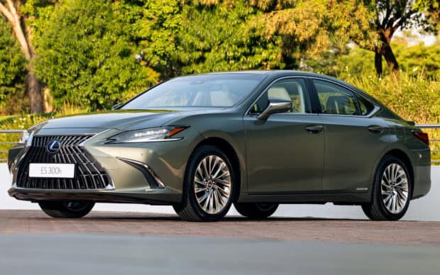 A green Lexus Es 300h parked in front of lush trees under bright daylight, HD Desktop Wallpaper