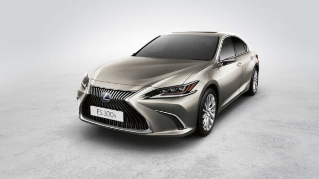 A silver Lexus Es 300h is shown from the front angle on a plain background, HD Desktop Wallpaper
