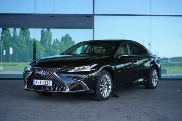 A black Lexus Es is parked in front of a glass wall reflecting the surroundings, HD Desktop Wallpaper