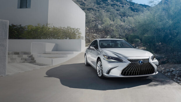 A silver Lexus Es luxury sedan parked by a modern white house with natural desert plants, HD Desktop Wallpaper