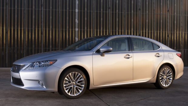 A silver Lexus Es is parked in front of a striped wall with sunlight reflecting on its smooth surface, HD Desktop Wallpaper