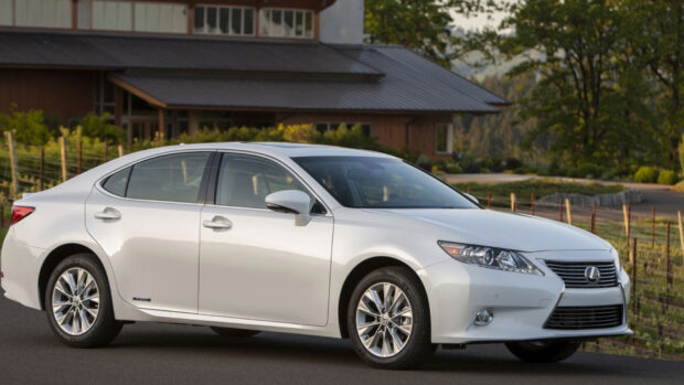 A white Lexus Es sedan parked in front of a modern house with trees around, HD Desktop Wallpaper
