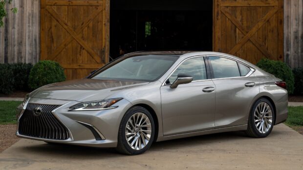 A silver Lexus Es is parked in front of wooden barn doors with greenery around, HD Desktop Wallpaper