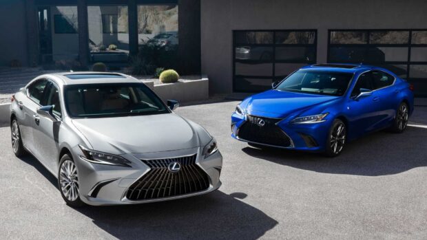 Two Lexus Es models in blue and silver are parked outside a modern house, HD Desktop Wallpaper