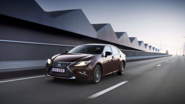 A Lexus Es is driving on a road beside a contemporary building structure, 4K Desktop Wallpaper