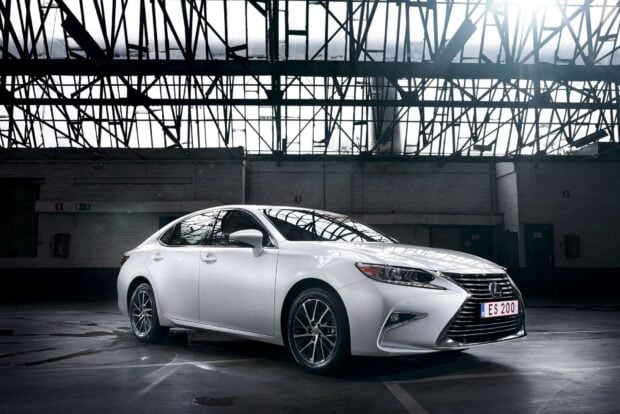 A white Lexus Es is parked inside a large industrial warehouse with a glass roof, HD Desktop Wallpaper