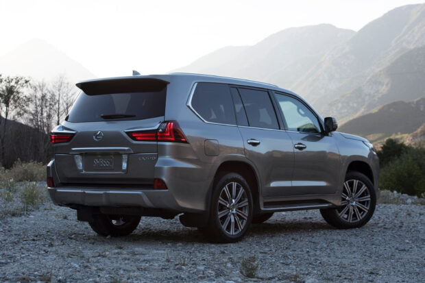 A Lexus Lx is parked on rocky ground with mountains in the background, 2K Desktop Wallpaper