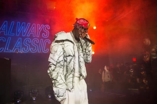 Lil Yachty is singing into a microphone during a live performance, 2K Desktop Wallpaper