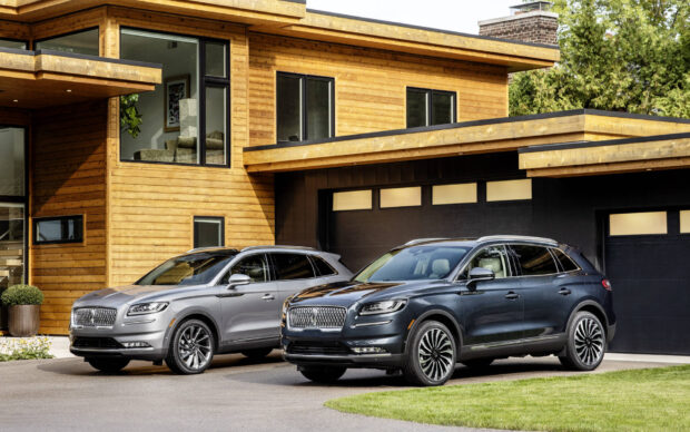 Two Lincoln Nautilus luxury SUVs parked in front of a modern house, HD Desktop Wallpaper
