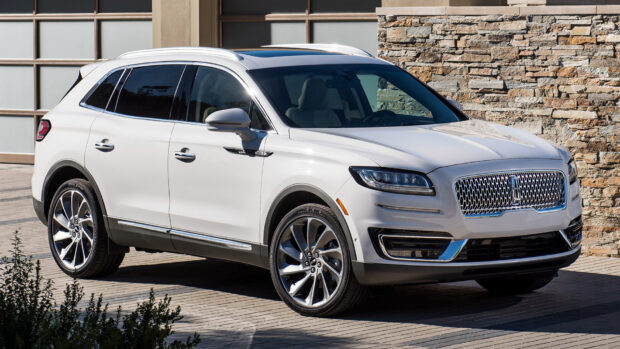 A white Lincoln Nautilus SUV parked outside with detailed headlights and wheels, HD Desktop Wallpaper