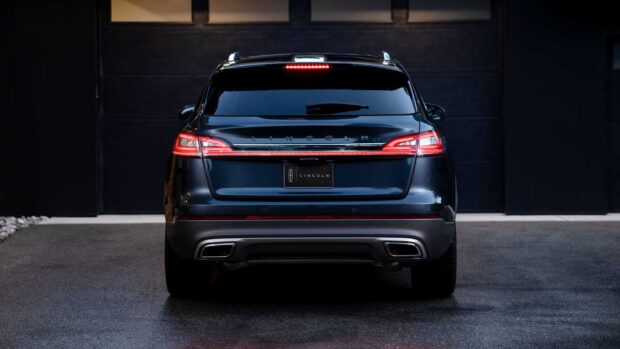 The rear view of a Lincoln Nautilus with illuminated taillights in a dark setting, HD Desktop Wallpaper