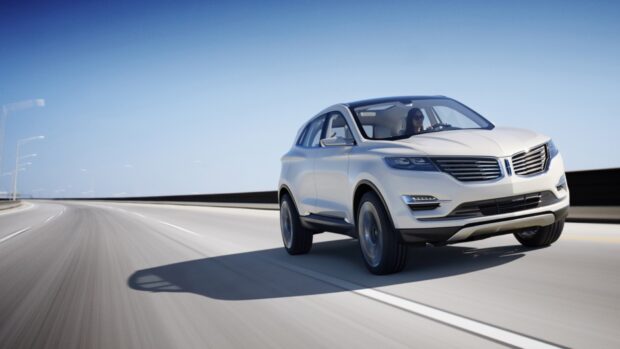 A white Lincoln car is driving on a wide empty highway under a clear blue sky, HD Desktop Wallpaper