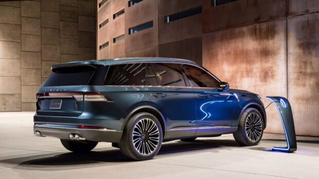 A Lincoln car is shown charging at a modern station in an urban setting, HD Desktop Wallpaper