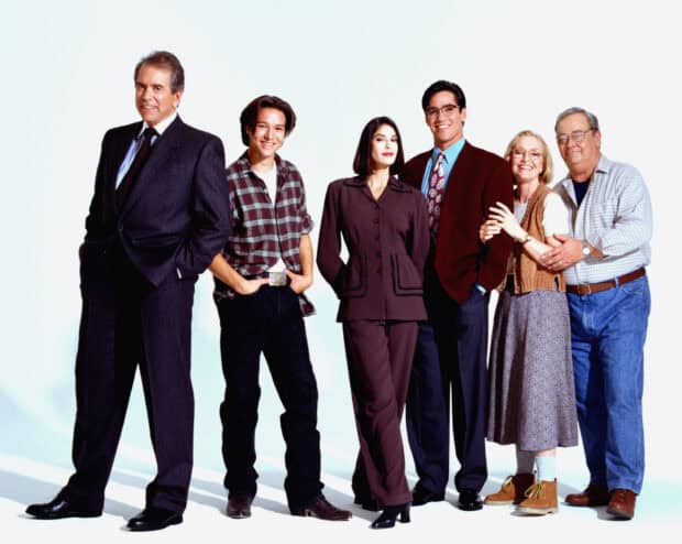 The main cast of Lois And Clark The New Adventures Of Superman stands in a group pose, HD Desktop Wallpaper