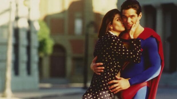 A couple shares a tender moment with Lois and Clark in the city scene, HD Desktop Wallpaper