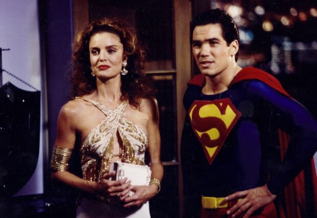 Lois and Clark the new adventures of Superman characters pose in formal wear at an event, HD Desktop Wallpaper