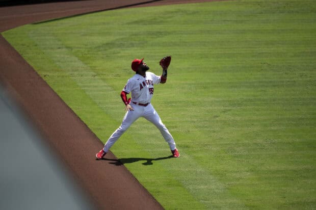 A Los Angeles Angels player is catching a ball near the edge of the baseball field, 2K Desktop Wallpaper
