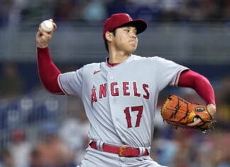 A Los Angeles Angels player is pitching during a baseball game, 2K Desktop Wallpaper (1)