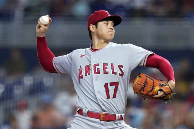 A Los Angeles Angels player is pitching during a baseball game, 2K Desktop Wallpaper (1)